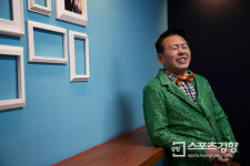 [인터뷰] ‘반짝이 의상 DJ’ 최일구 “라디오는 컬링 같더라”