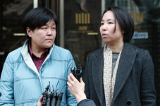 ‘안희정 성폭행 피해자’ 김지은씨 23시간30분 조사 후 귀가