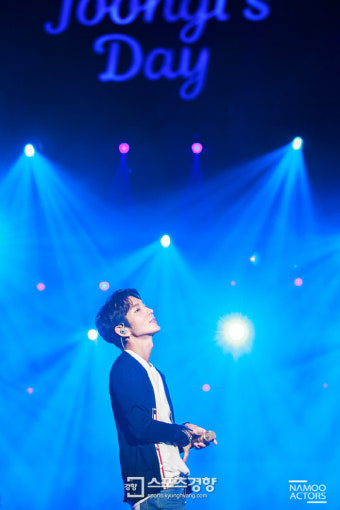 이준기, 생일 팬미팅 ‘봄, 소풍’ 개최…콘서트 방불케 하는 11곡 열창