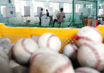[6.13 지방선거] 여기가 이색 투표소…야구훈련장서 소중한 한표