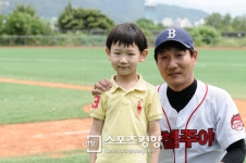 [스경포토] [인제군 1박2일 야구] 명세훈 군 “아빠따라 인제야구장 왔어요”