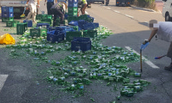 달리는 화물차에서 쏟아진 소주박스…빈 병 500개 깨진 현장