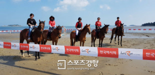 섬소년들의 해변가 이색 승마대항전 성공적 개최