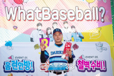 [고양시-경향신문 가을야구] 배팅장갑 받는 대성아크릴 정간용 [스경포토]