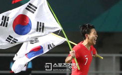 외신도 주목한 손흥민의 금메달, 1억 유로의 사나이 발판