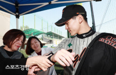 [사회인야구 기부왕중왕전] 선수 치료하는 경기도간호조무사회 박경임-정점인 회원 [스경포토]