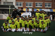이만수 전 감독, 피칭 머신 프로젝트는 계속된다…인천 동막초·축현초에 후원