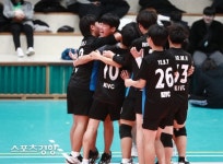 [발리볼 페스티벌] 첫 세트 역전승에 기뻐하는 경기도 광주 광일중 선수들 [스경포토]