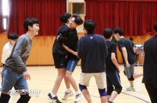 얼싸안고 기뻐하는 덕풍중 선수들 [스경포토]