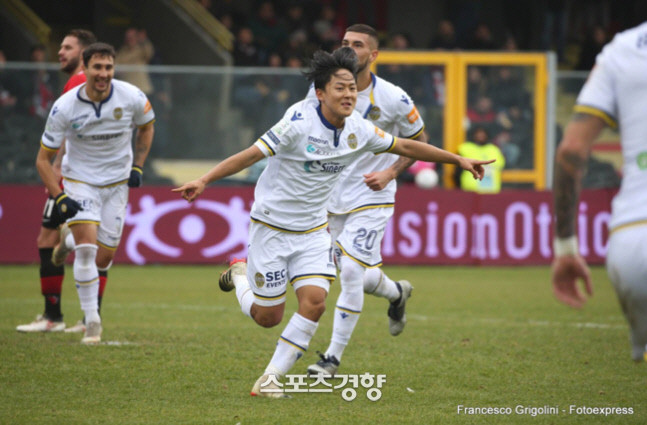 K리그1, 이승우의 환상적인 바이시클킥으로 이끈 경기 화제!