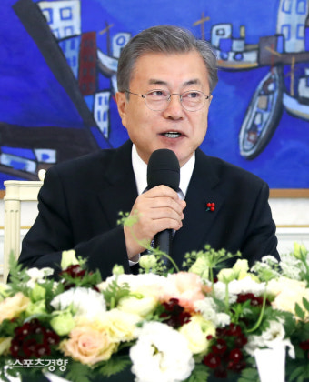 문 대통령 “민정수석 국회 출석은 정치적 공세”…조국 “김용균법 통과 중요”
