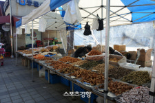 춘천 관광의 ‘신의 한 수’는 풍물시장 구경