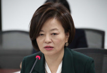 [속보] 진선미 “체육계 성폭력 진심 죄송…신고체계 재점검”