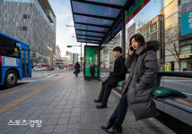 동국제약 먹는 치질약 ‘치센’, 치질 예방 캠페인 냉기 방지용 방석 설치