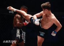 ‘로드FC052’ 홍영기-브루노 미란다, 태권도 담은 발차기 [스경포토]