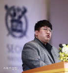 서울대 졸업식 축사하는 방시혁 대표 “상식적 행복의 추구는 공공의 행복” [스경포토]