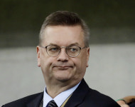 그린델 DFB 회장, 고가 시계 논란으로 결국 사임