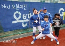 교하돈장군앤치킨 | [파주시장기 봄날야구] 오븐마루치킨 상품권 받고 기뻐하는 리틀선수들 [스경포토]