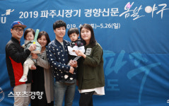 교하돈장군앤치킨 | [파주시장기 봄날야구] 어썸 권기룡·유효상 “오븐마루치킨 선물 받았어요” [스경포토]