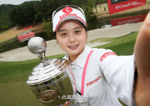 ‘역시 강심장’ 최혜진, 생애 첫 메이저 타이틀 KLPGA 선수권 연장전 우승 “행복해서 눈물”