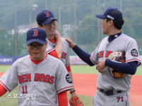 [파주시장기 봄날야구] 밴브로스 박근호 “아파요” [스경포토]