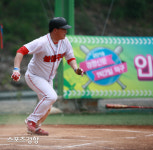 SUN_7480[인제군 1박2일 야구] 불철 유재섭, 거봐 맞았지 [스경포토]