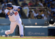 ‘284일만에 3실점’ 10승 도전 삼수 류현진 돕지 못한 수비