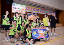 [스경포토] [경기도교육청 배구대잔치] 본오중, 여중부 4부리그 우승…“피자스쿨·자담치킨 맛있게 먹을게요”