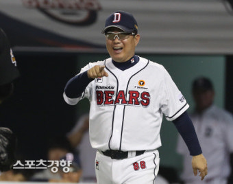 [스경X더그아웃] “야구 재미있게 하데” “다 결정났는데 총력전하나” 여유있는 LG-두산 감독의 유쾌한 설전