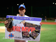 [스경포토] [고양시-경향신문 가을야구] ‘7타점’ 디져스패밀리 탁용준, 게임MVP