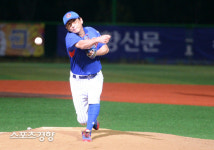 [스경포토] [고양시-경향신문 가을야구] 아는오빠들 방현 ‘공포의 잠수함투’