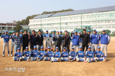 ‘웨이트레이드 NK야구 우승’ 갱생고교, 파주 율곡중에 베벨 피칭머신 기증