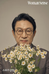 김응수, 꽃 들고 ‘순정남’으로 변신…“멜로 주인공 해보고 싶다” [화보]