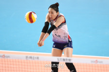 오지영, 여배 리베로 최고 대우로 인삼공사 잔류…염혜선·한송이·채선아도 잔류 도장