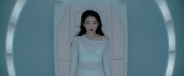 아이유 신곡 ‘에잇’ SF 비쥬얼 속 아날로그 감성 담긴 MV 티저 영상 공개