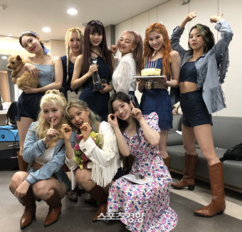 트와이스, 모어 앤드 모어 ‘쇼 음중’도 1등…음악 방송 휩쓸며 여름 질주