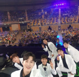 ‘미스터트롯’ 콘서트 현장 공개…TOP6 훈훈 ‘가족사진’ 눈길