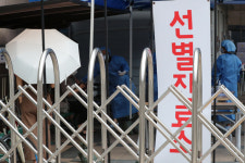 신도림역 미화원 8명 집단감염…밀폐된 휴게공간서 함께 도시락