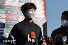 ‘이름은 지성, 좋아하는 선수는 흥민’ 모든게 신기해도 축구는 진지한 2002년 둥이 엄지성