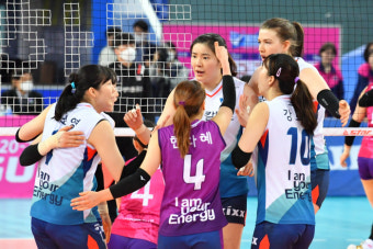 챔피언 GS칼텍스, 흥국생명 홈에서 '트레블' 축포 쐈다