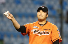 선발 김민우-불펜 강재민, 슬라이더로 한화 필승공식 만드는 ‘마산 형제’