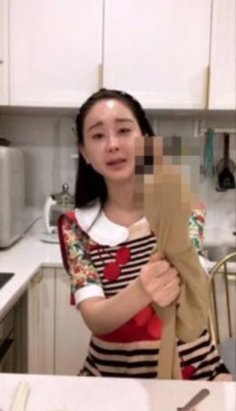 함소원, 라방 중 손가락 욕설 논란
