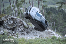 영화 007 ‘노 타임 투 다이’서 ‘디펜더·레인지로버 스포츠 SVR’ 올킬 무슨 차길래