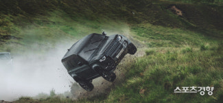 영화 007 ‘노 타임 투 다이’서 ‘디펜더·레인지로버 스포츠 SVR’ 올킬 무슨 차길래