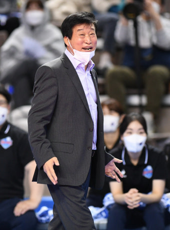패배의 쓴 맛 본 김호철 감독 “역시 쉽지는 않네요” [스경X코멘트]