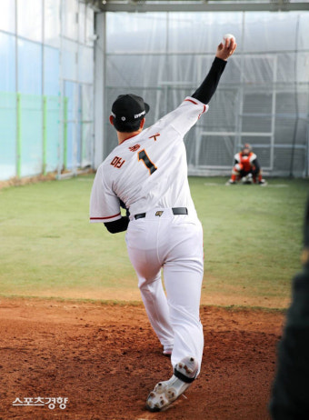 ‘KBO 막내’ 한화 문동주 “몸 만든 뒤 신인왕·AG 도전”