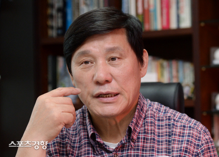 한국야구연맹(KBO) 총재 허구연, 야구 대표팀과 상무 야구단 선수들 격려하며 뜨거운 관심 얻어 푸르게12 응원 외에도 활동 다채롭게 展