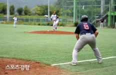 [인제군 1박2일 야구] 터틀스 이현준 ‘빠지면 뛴다’[스경포토]