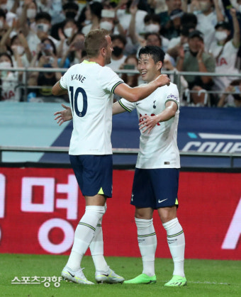손흥민과 포옹하는 케인[스경포토]