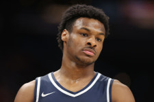 르브론, 아들 브로니에 대한 리쿠르팅 일축하다[NBA]